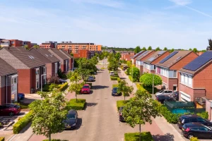 Zonnige straat met veel zonnepanelen op daken